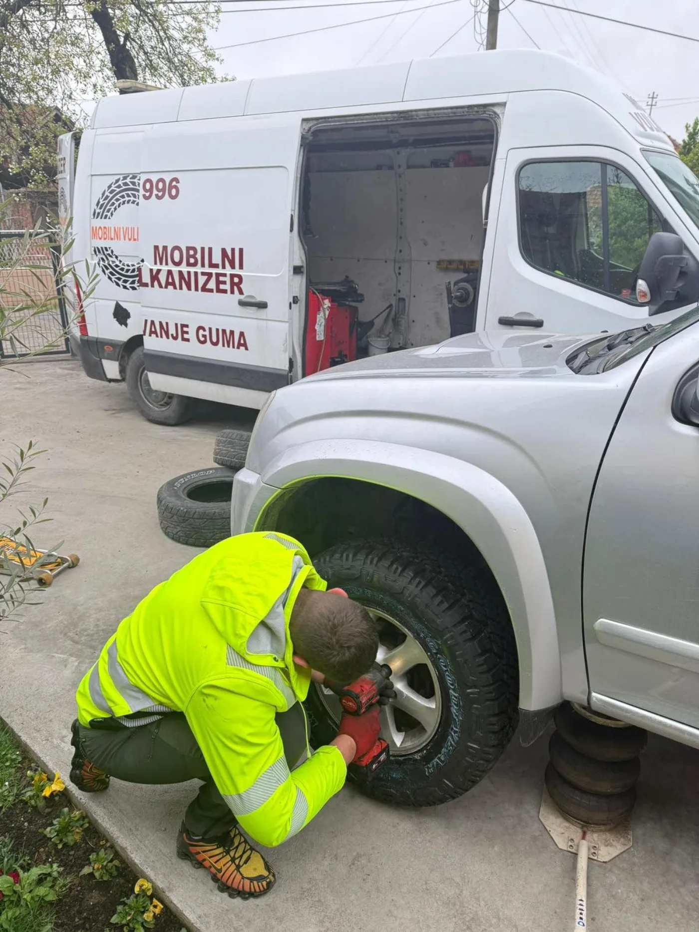 Mobilni vulkanizer menja gumu na licu mesta